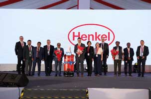 Engel unveils world's largest technical centre injection moulding machine